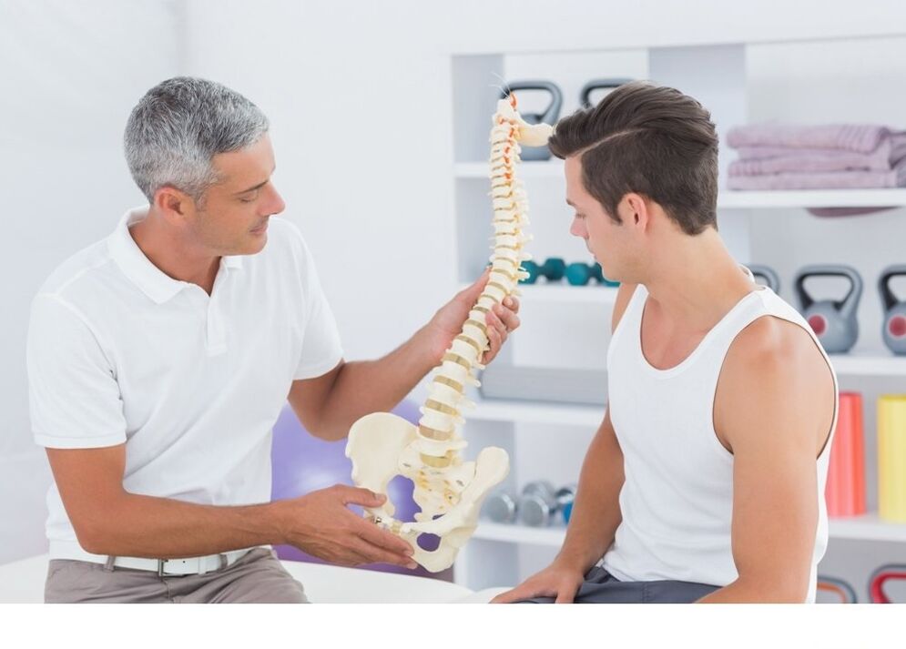Le médecin montre au patient l'arthrose vertébrale